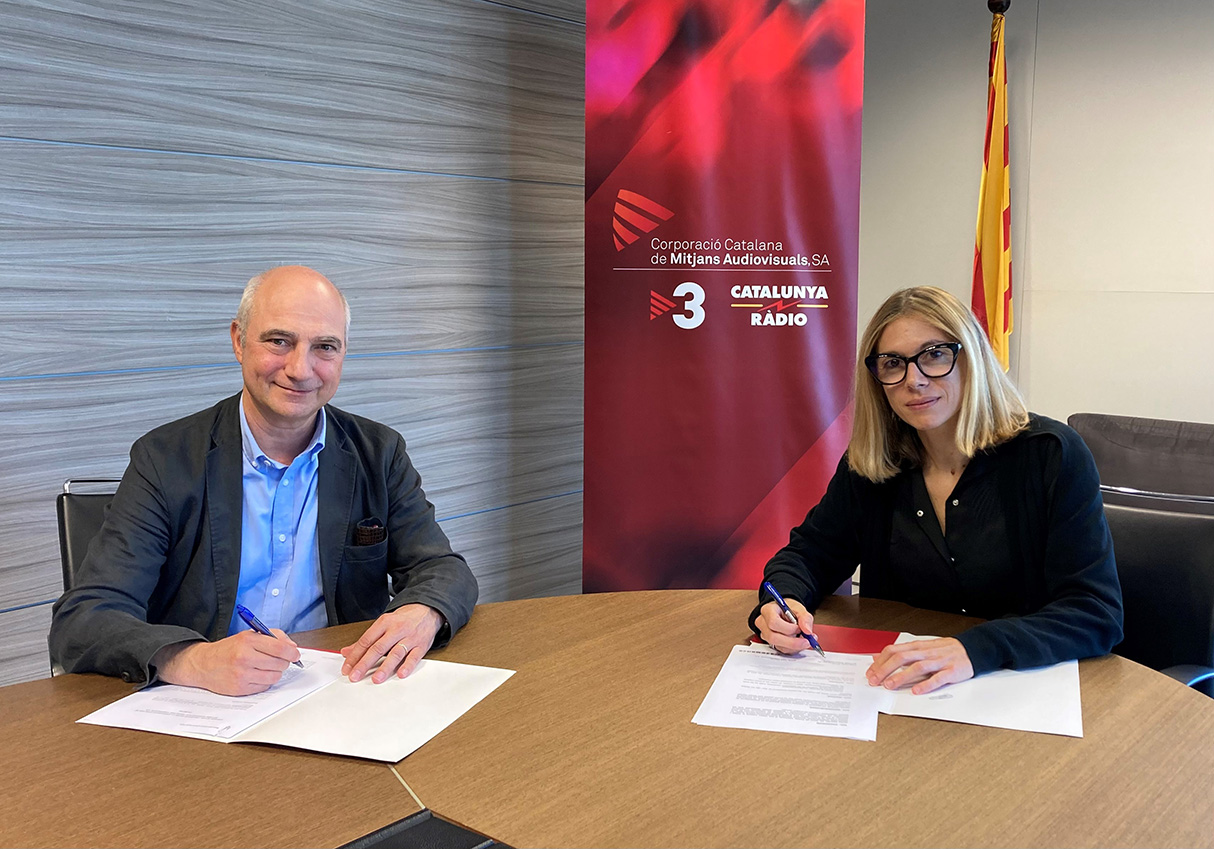 Rosa Romà i Josep Viñeta Balsells signant el conveni de col·laborció