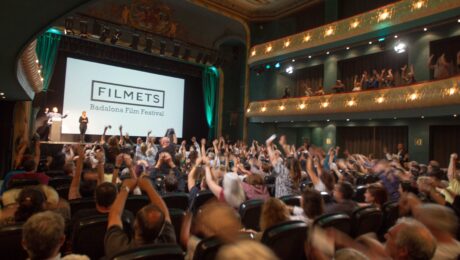 Inaugurada en el Teatre Zorrilla de Badalona la 48ª edición de FILMETS Badalona Film Festival con un teatro lleno a rebosar y diversos cineastas en el escenario